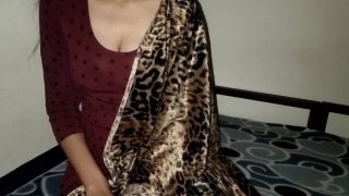 Saarabhabhi6 padosi aashiq ne jamkar chudai ki real Hindi talk (Roleplay) Desi sexy girl enjoy kar rahi he padosi ke sth 